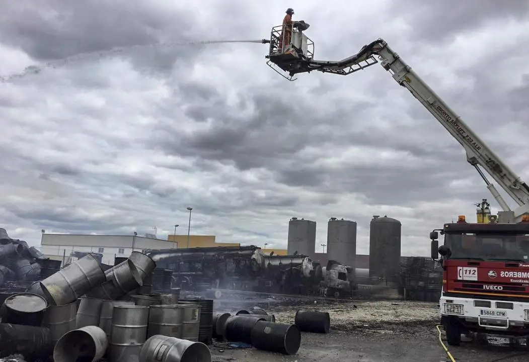 Niebla recupera la normalidad tras el incendio en una nave