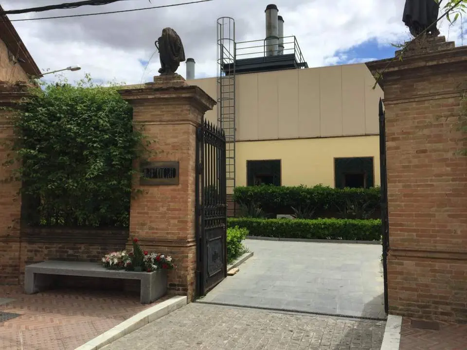 Entrada al crematorio del cementerio de Sevilla. - SSV