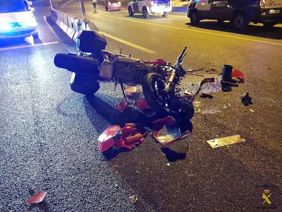 Motocicleta arrollada.  - AI