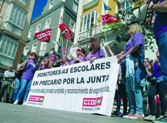 Par&oacute;n de las monitoras escolares ante la delegaci&oacute;n de Educaci&oacute;n