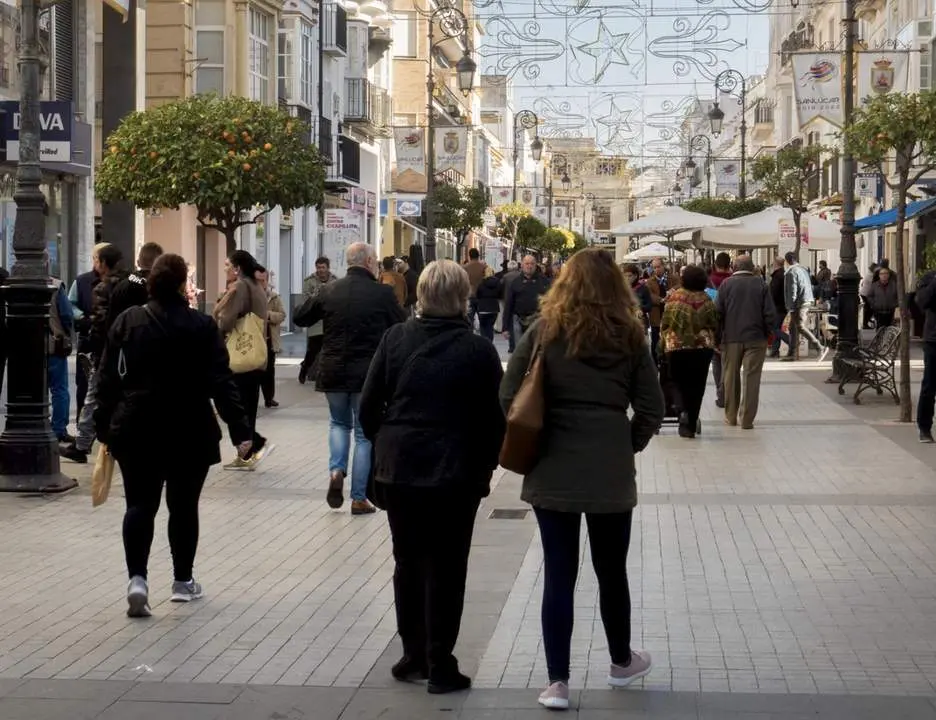 Gente en la calle Ancha en Sanl&uacute;car. - Ayto. Sanl&uacute;car