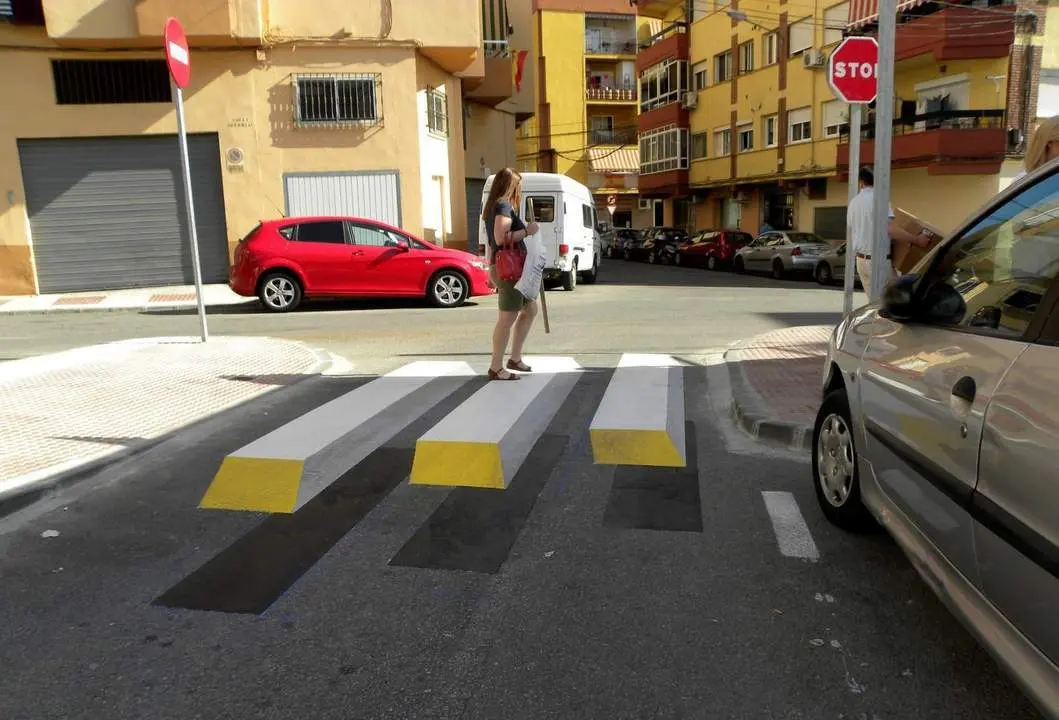 V&eacute;lez-M&aacute;laga mejora la seguridad vial con un paso de peatones en 3D