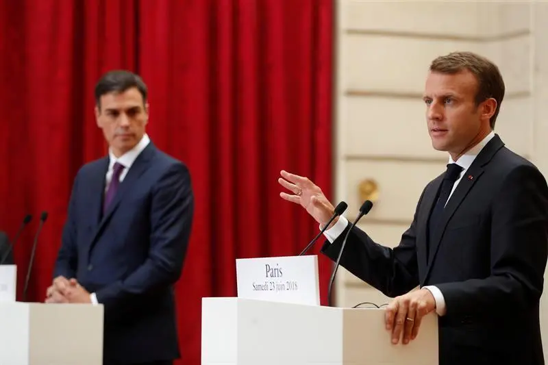Macron y S&aacute;nchez.  - efe
