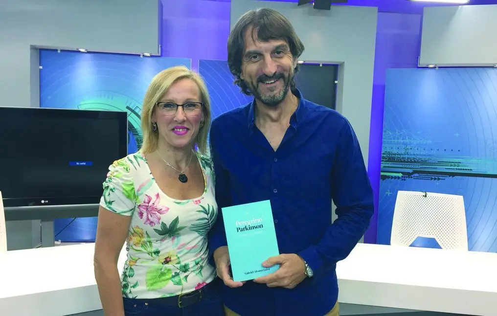 Carmen Mart&iacute;n y Gabriel &Aacute;lvarez con el libro - Ondaluz