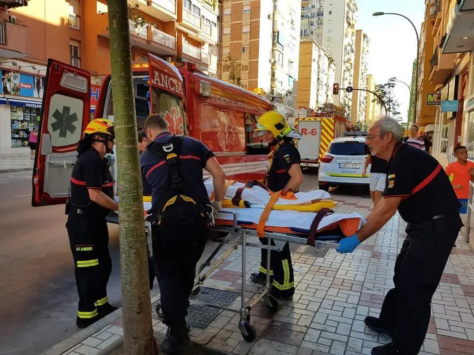 Bomberos de M&aacute;laga socorren a una anciana sola con la cadera partida