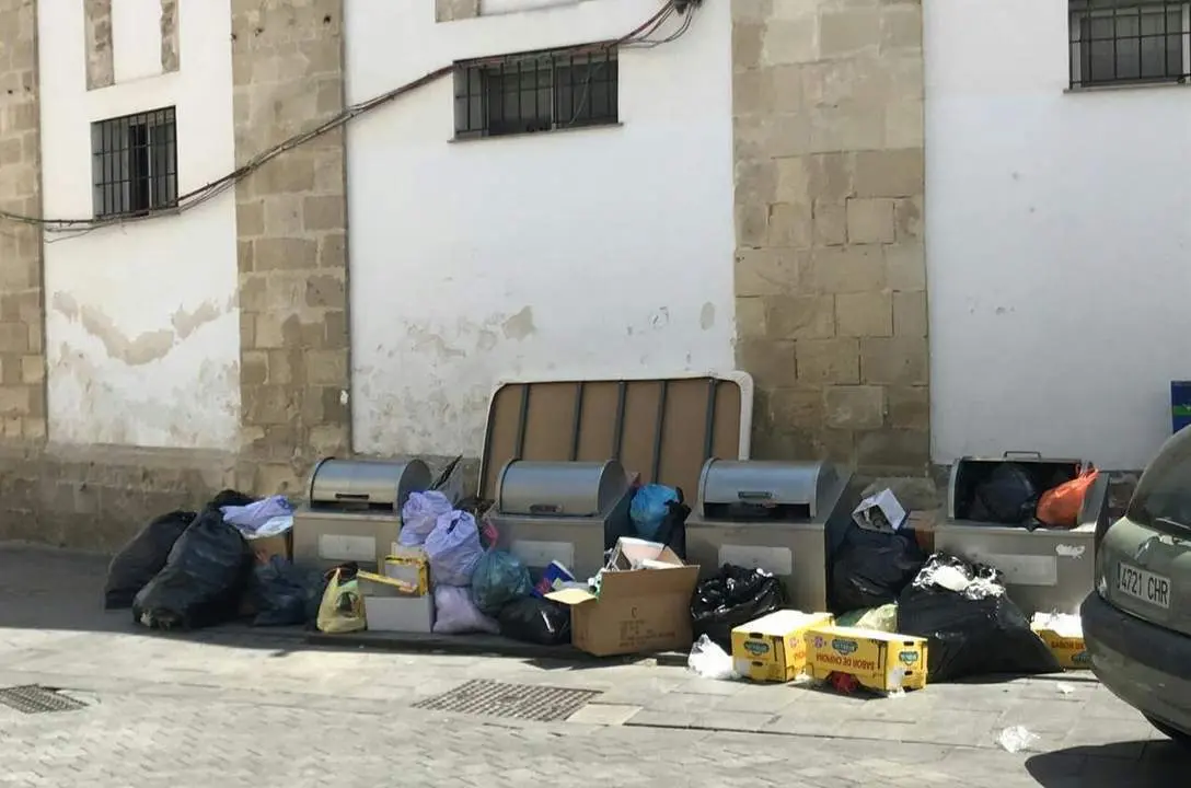 La basura se amontona en los alrededores de la plaza. - B.G.S.