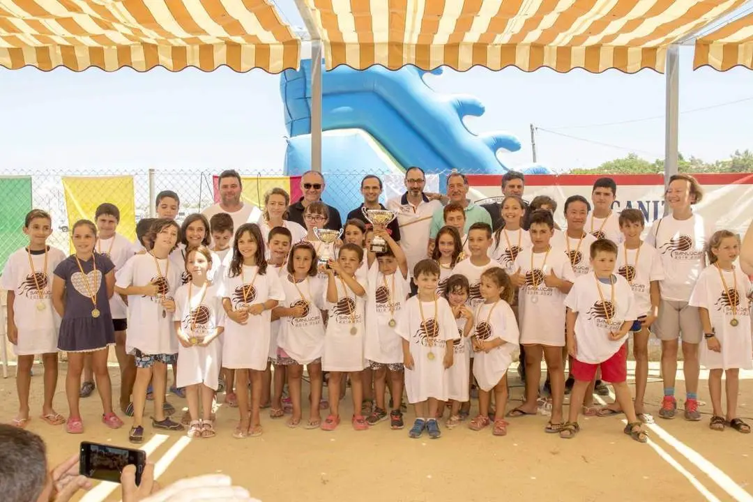 V&iacute;ctor Mora, Jes&uacute;s Villegas, miembros de La Balsa y los participantes del Concurso de Pesca - A. I.