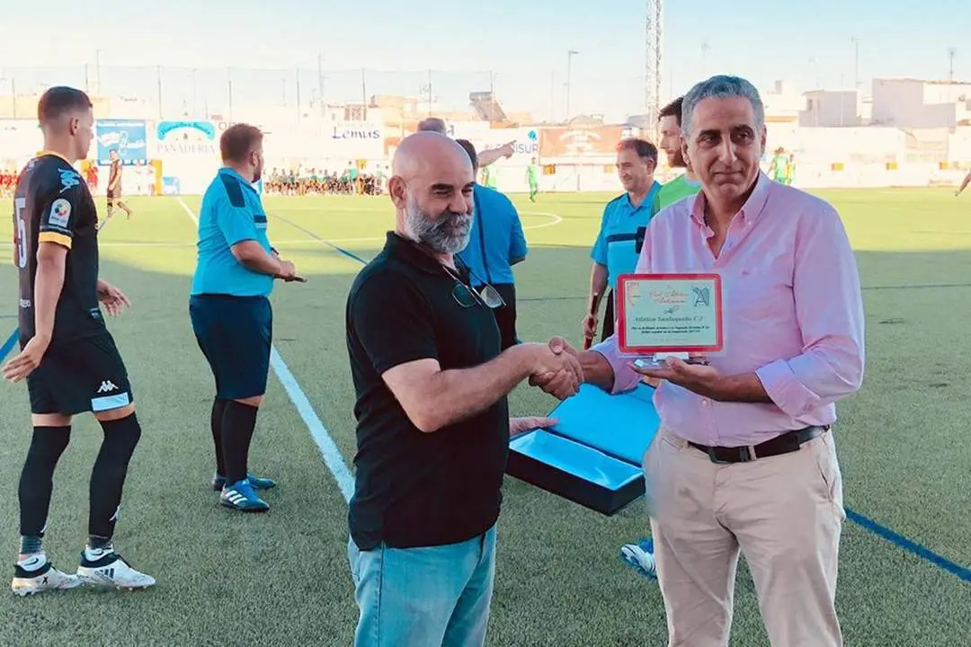 El Antoniano homenaje&oacute; al Atl&eacute;tico Sanluque&ntilde;o por su ascenso a la Segunda Divisi&oacute;n B - ASCF