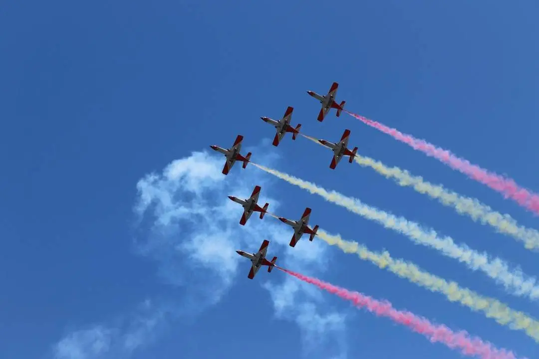 Miles de personas asisten al festival a&eacute;reo de Torre del Mar