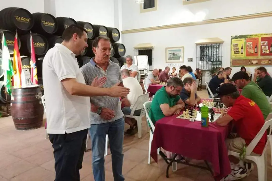 Daniel Escobar explicando a Jes&uacute;s Villegas el desarrollo del campeonato - A. I.
