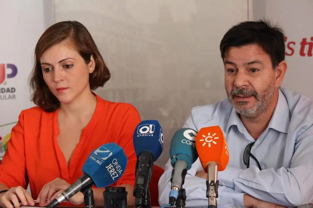 El coordinador de IU, Domingo Pedro, con Ana Fern&aacute;ndez.  - Andaluc&iacute;a Informaci&oacute;n