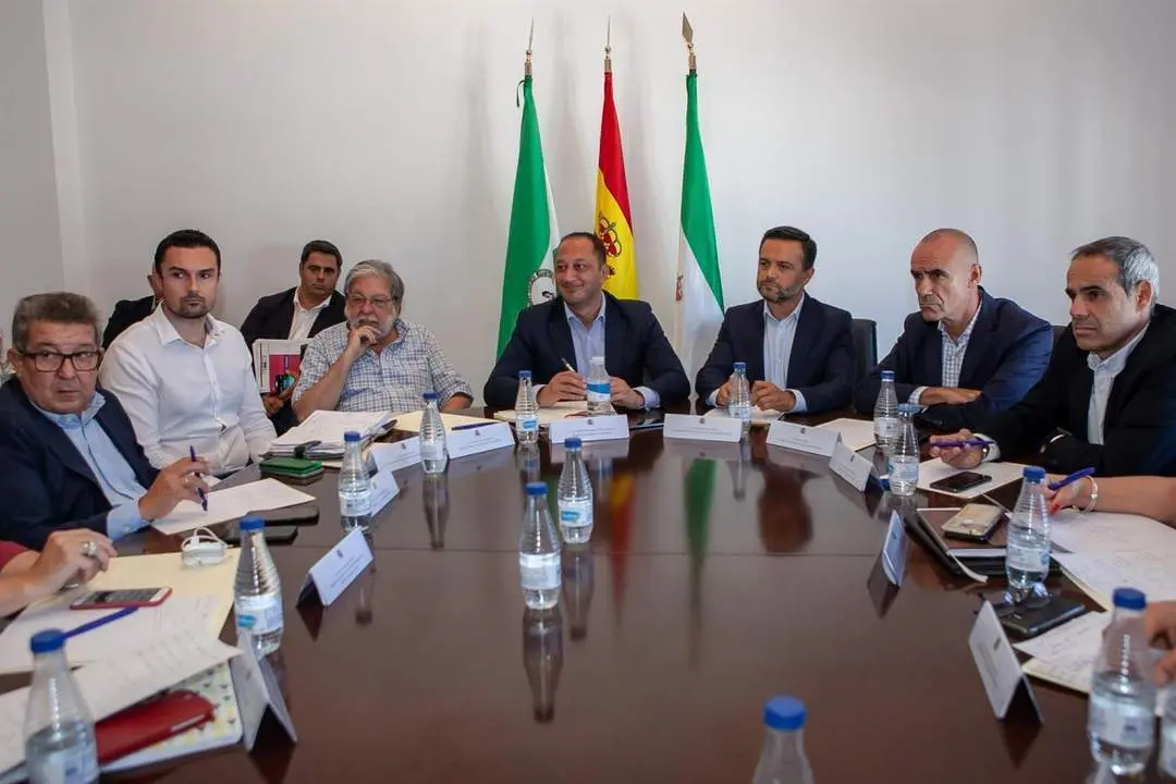 El delegado del Gobierno, en el centro, con los alcaldes afectados. - E. Press
