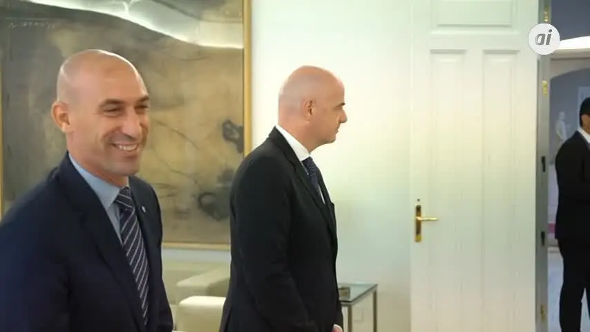 S&aacute;nchez se re&uacute;ne con los presidentes de la RFEF y de la FIFA