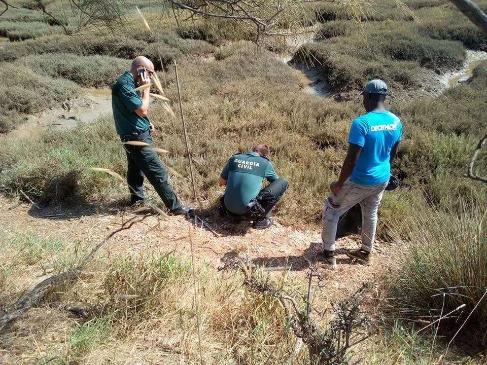 Agentes de la Guardia Civil con el proyectil. - FACEBOOK RUTAS MARINERAS