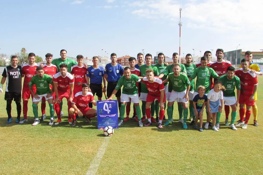 El Rota, el Antoniano y el tr&iacute;o arbitral posaron juntos en la lucha contra el c&aacute;ncer de mama - Ra&uacute;l J. Bustillos