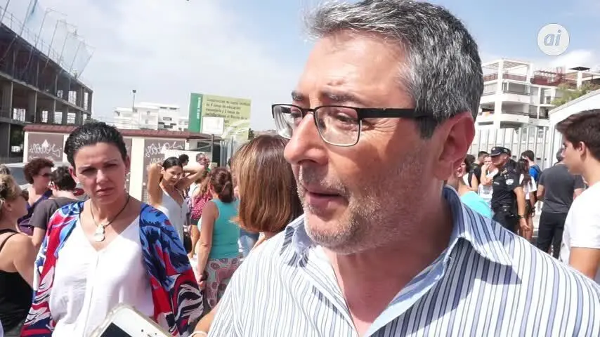 Un camino intransitable para ir a clase y alumnos entre obras