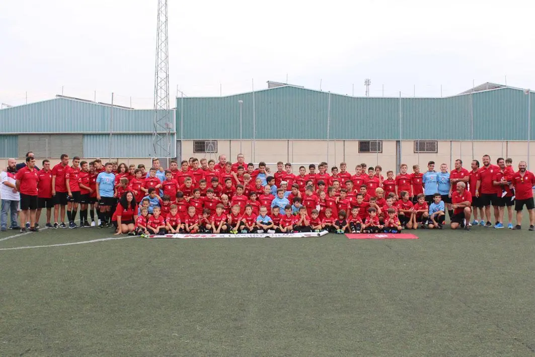 Todos los equipos del CD Magallanes posan juntos - A. I.