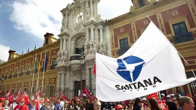 Trabajadores de Santana en una protesta ante el Palacio de San Telmo. - AI
