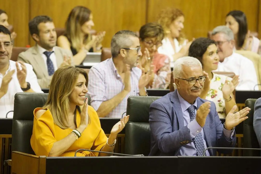 D&iacute;az, ayer, aplaudiendo en el Parlamento la aprobaci&oacute;n de una ley. - Efe