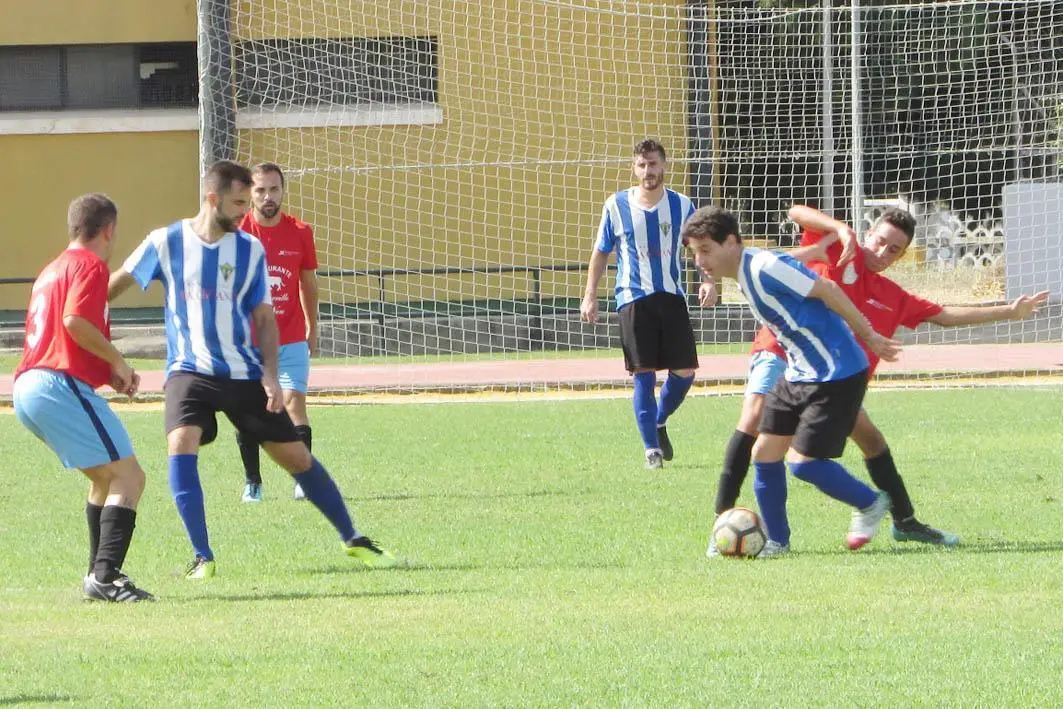 Pantic es presionado por un jugador del Facinas - Ra&uacute;l J. Bustillos