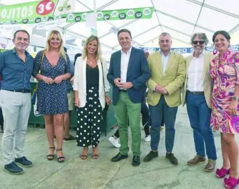 Visita de Javier Carnero y Patricia Alba a la feria de d&iacute;a de San Miguel. - V.M.