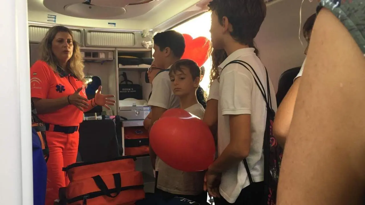 La plaza de la Catedral de C&aacute;diz se llen&oacute; de corazones rojos