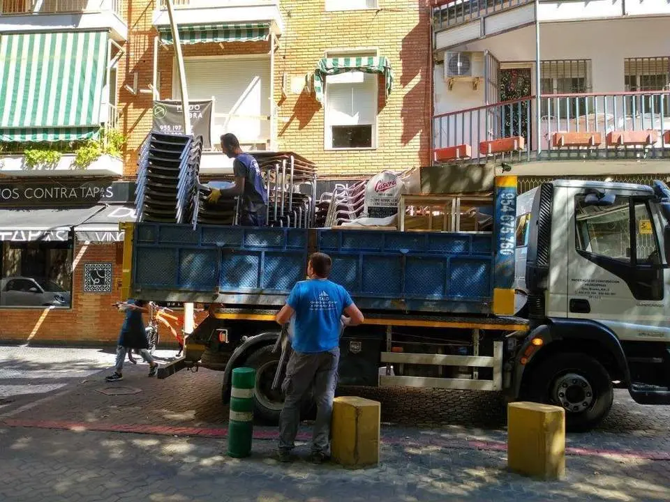 Operarios cargan los veladores en un cami&oacute;n. - AYTO