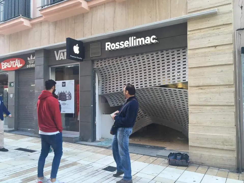 Alunizaje en la tienda de Apple del centro de Huelva
