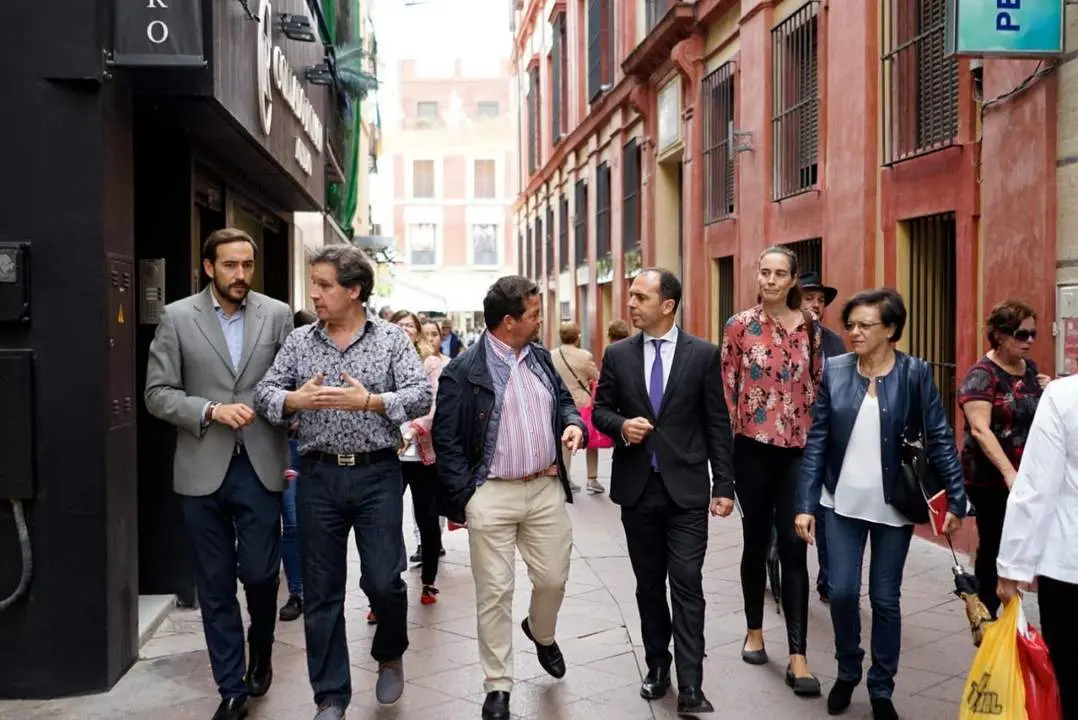 Javier Mill&aacute;n con comerciantes del centro de Sevilla. - Ciudadanos