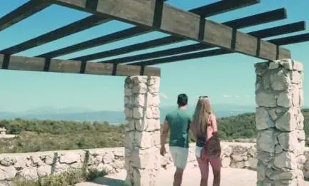 Una pareja pasea por la Ca&ntilde;ada del Lobo. - V.M.