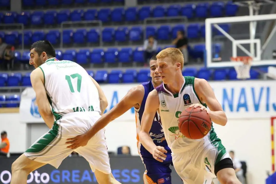 Alberto D&iacute;az con la bola. - UNICAJA CB