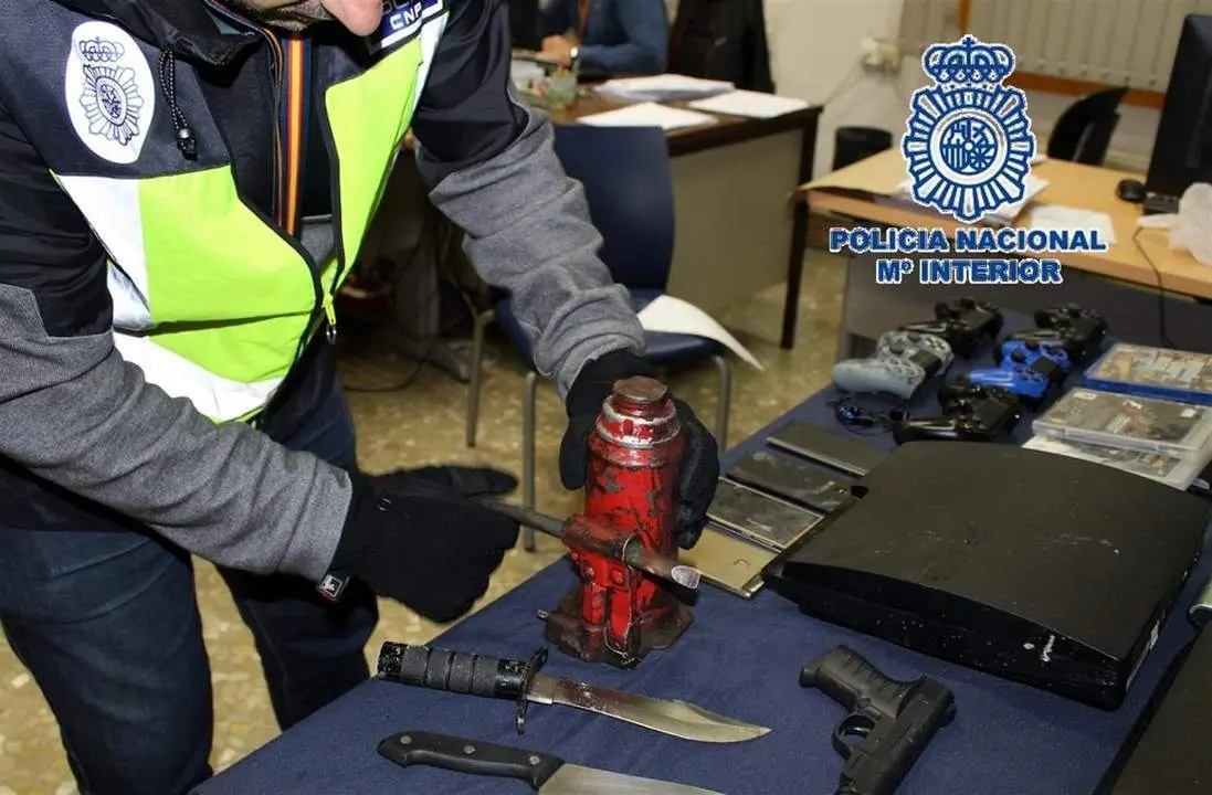 Agente con el gato hidr&aacute;ulico usado para entrar en los domicilios. - Polic&iacute;a Nacional