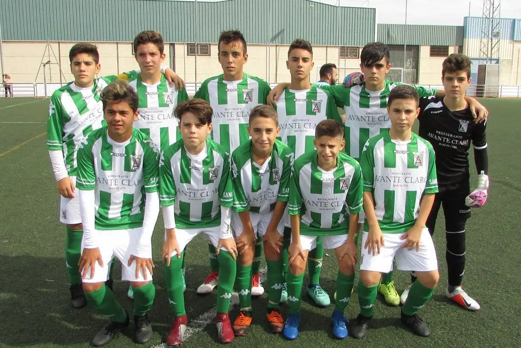 El equipo infantil A del Atl&eacute;tico Sanluque&ntilde;o antes del partido - Ra&uacute;l J. Bustillos