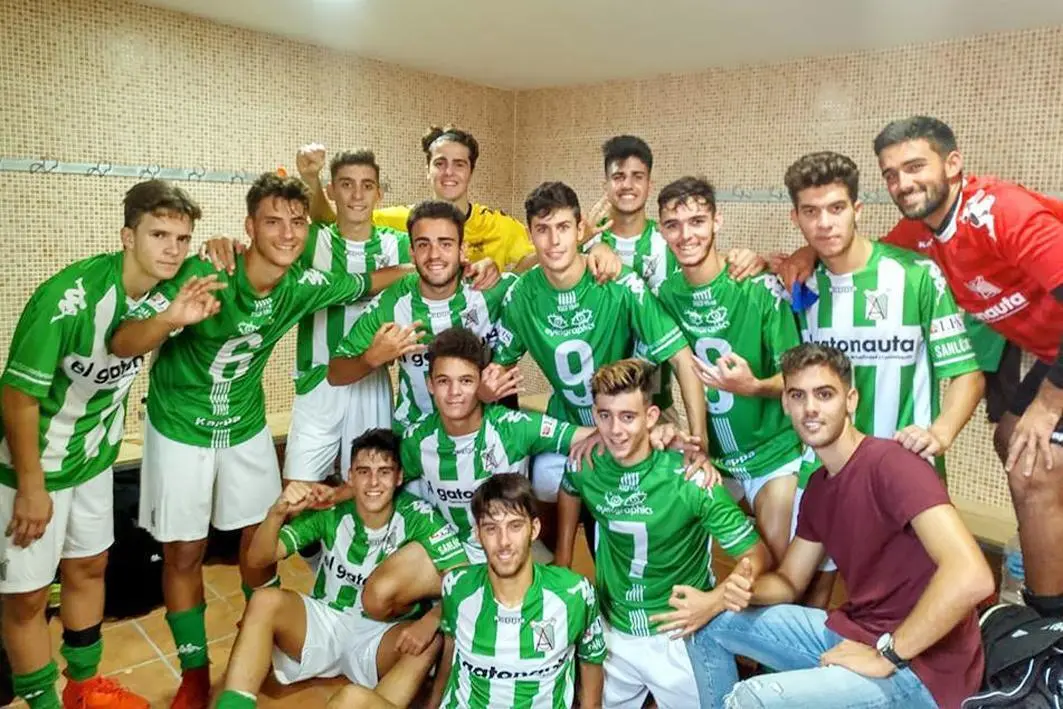 El equipo juvenil A del Atl&eacute;tico Sanluque&ntilde;o celebra el triunfo - A. I.