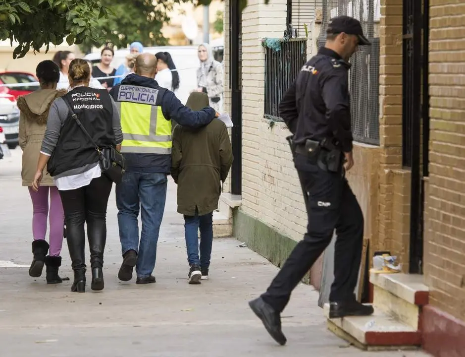 Los agentes se llevan al hijo de la asesinada. - Efe