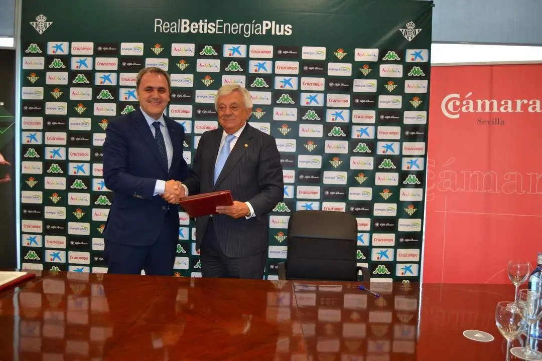 Firma del compromiso de renovaci&oacute;n. - C&aacute;mara de Comercio