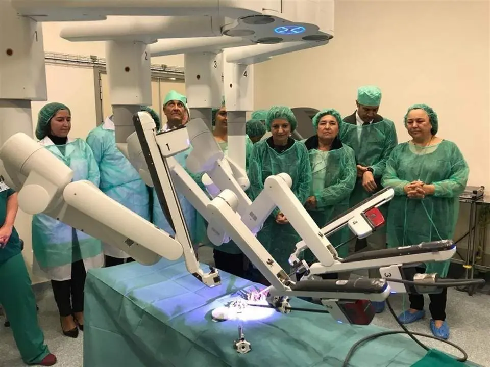 El nuevo robot junto al equipo m&eacute;dico. - VM.
