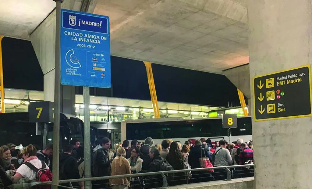 Los pasajeros esperando el autob&uacute;s que les llev&oacute; a un hotel cercano tras la incidencia. - Cedida