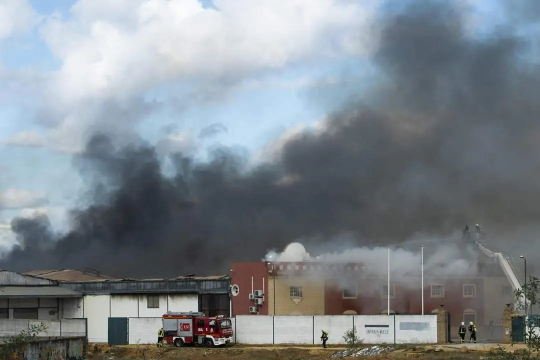 Bomberos trabajando en la extinci&oacute;n del fuego.