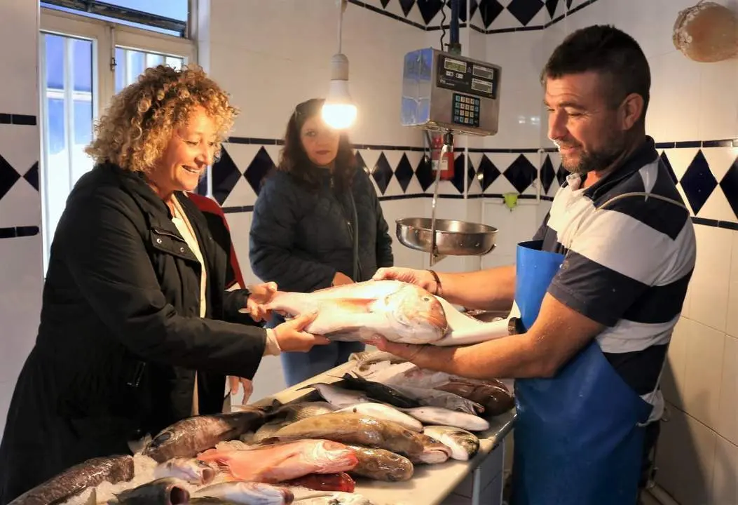 Pilar Mar&iacute;n con un pescado. - VH