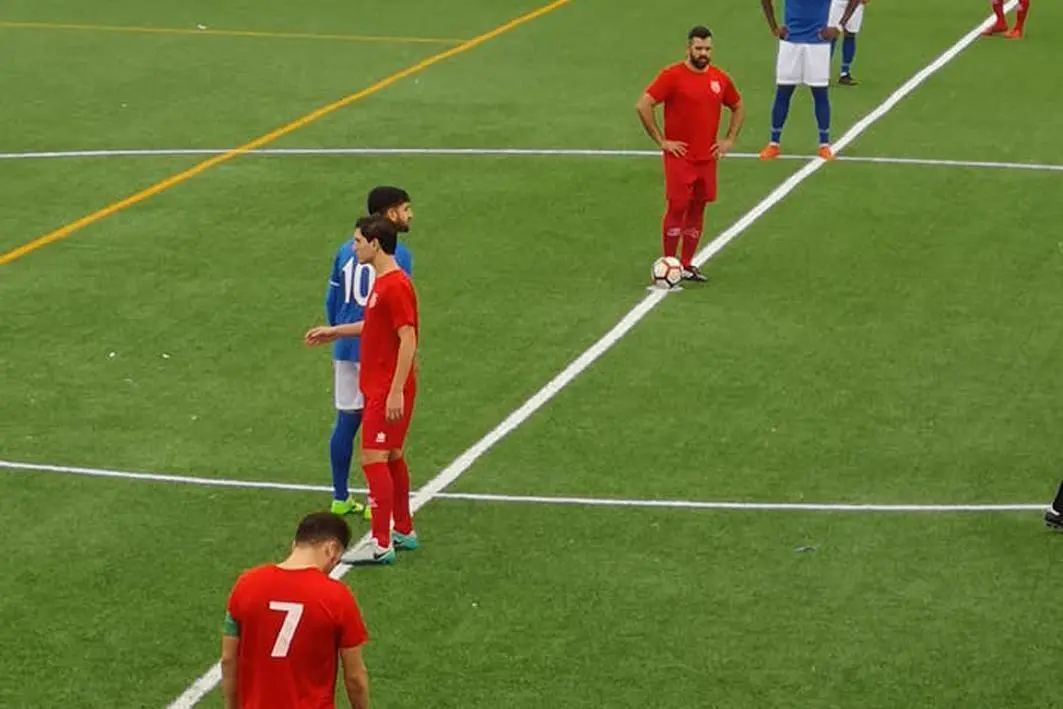 Jonatita se dispone a sacar de centro - A. I.
