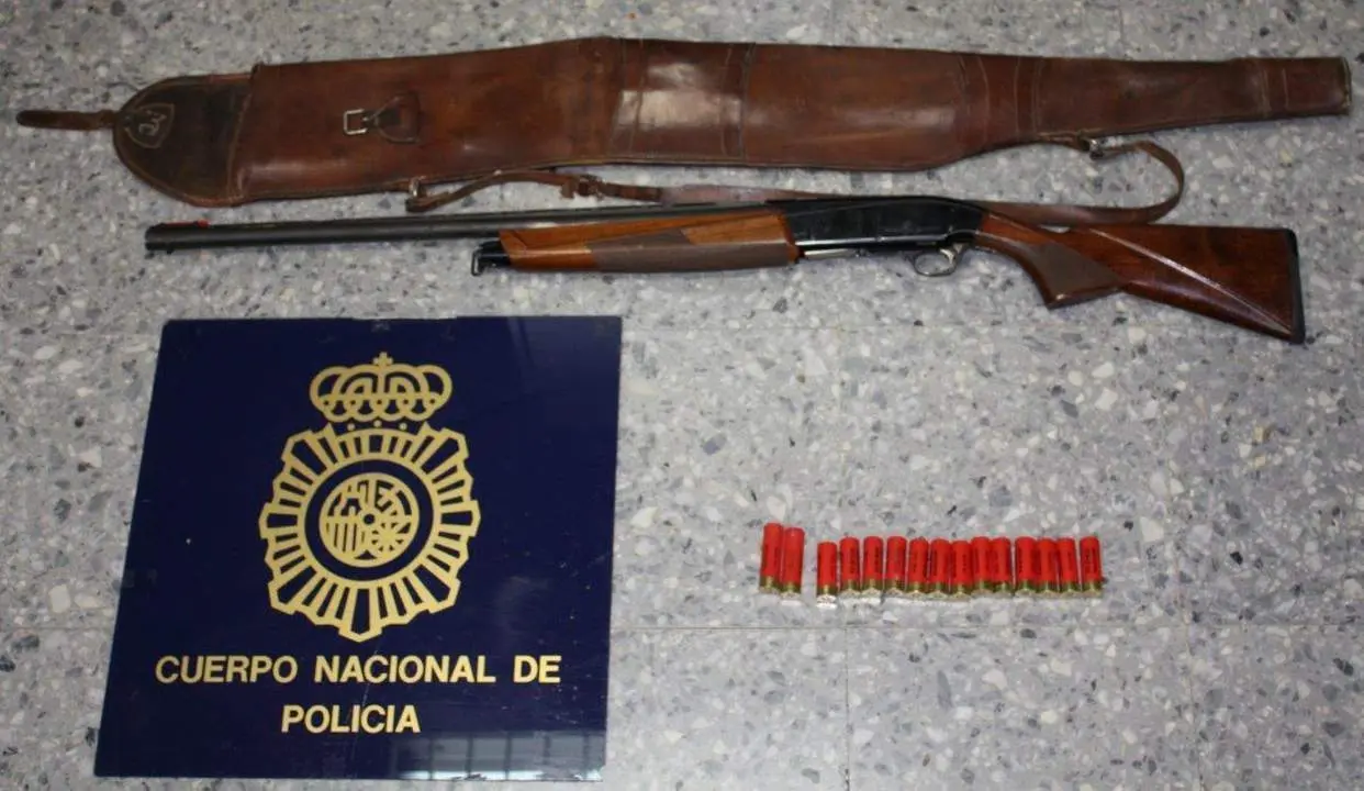 Armas incautadas al detenido. - POLIC&Iacute;A