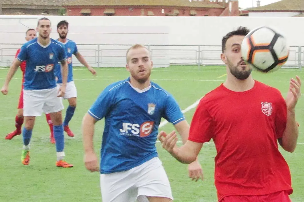 S&aacute;nchez no le quita ojo al bal&oacute;n en esta acci&oacute;n ante el Aficionados Xerecistas - Ra&uacute;l J. Bustillos
