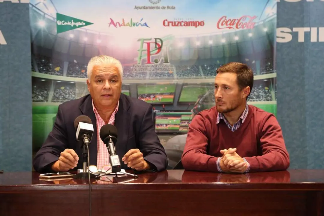 Medina en la rueda de prensa de presentaci&oacute;n del acto.  - Viva Rota