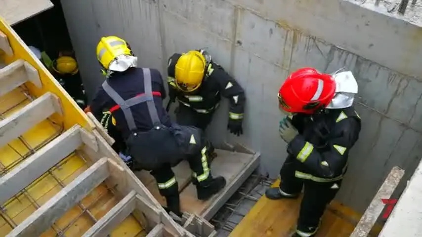 Los bomberos de M&aacute;laga rescatan a un obrero desmayado en un s&oacute;tano
