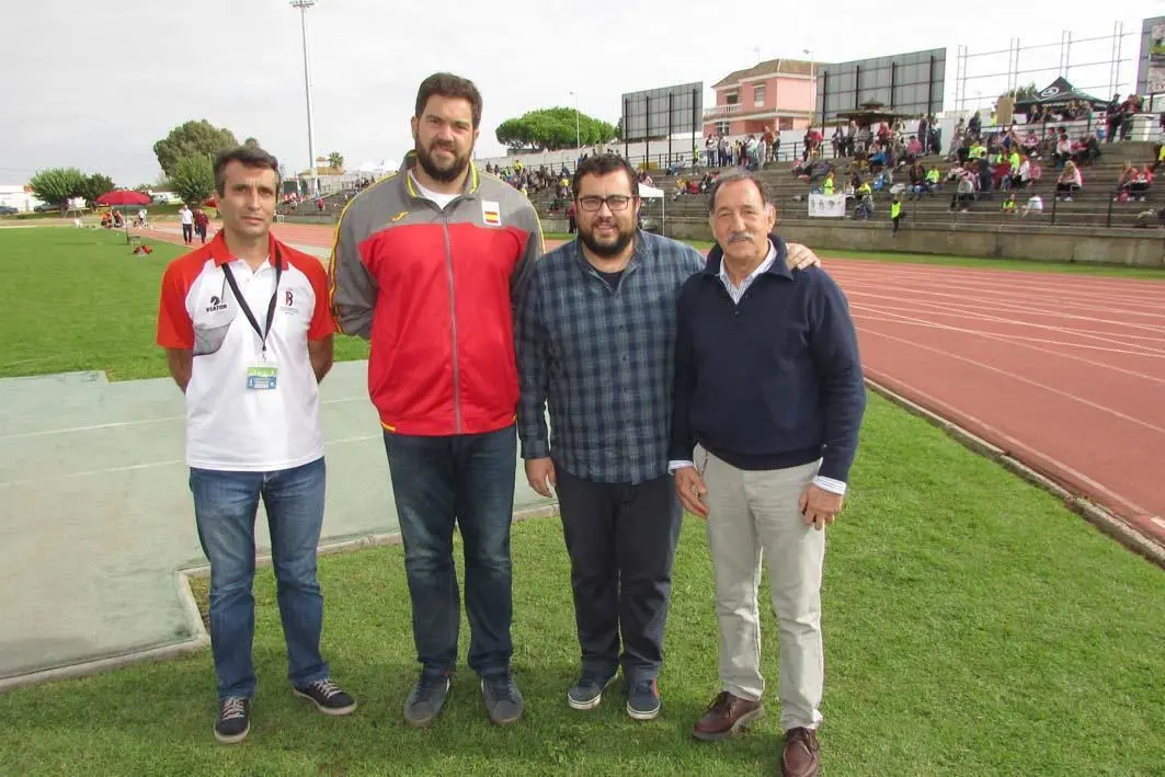 El atleta Borja Vivas presenci&oacute; las pruebas - Ra&uacute;l J. Bustillos
