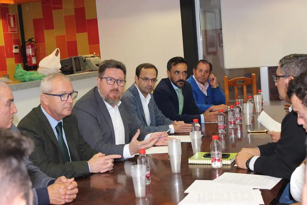 El alcalde, V&iacute;ctor Mora - en el centro- , presente en la reuni&oacute;n - A. I.