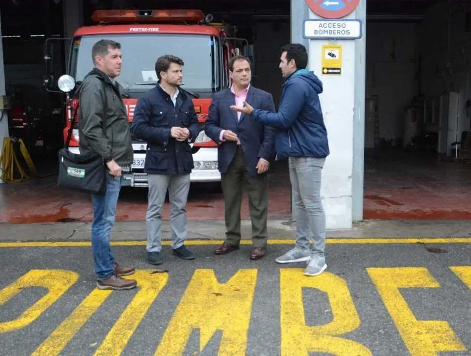 El portavoz del PP, Beltr&aacute;n P&eacute;rez, en el parque de bomberos de Pino Montano. - PP