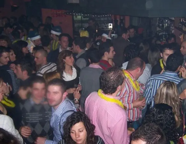 En una sala de fiesta celebrando una fiesta de cotill&oacute;n.  - Viva.