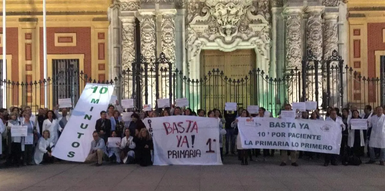 M&eacute;dicos de atenci&oacute;n primaria protestan en San Telmo. - EP